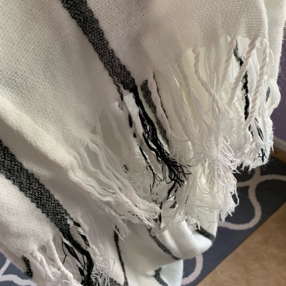 black&white shawl - Picture 3 of 3